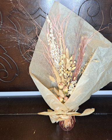 Bouquet in bud vase £20 (in situ)